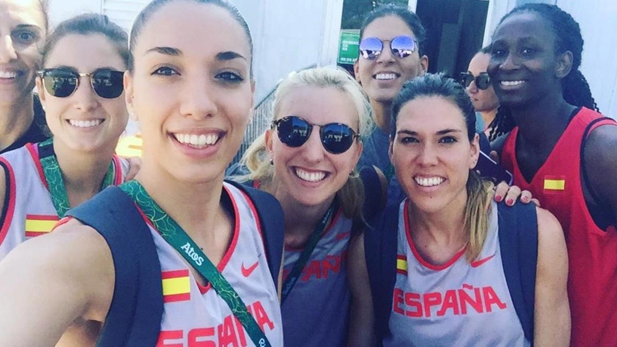 El equipo de baloncesto, en un selfi.