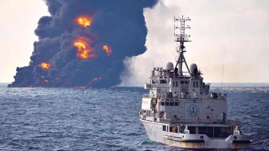 El petrolero hundido en el mar de China provoca una mancha de crudo de 18 kilómetros