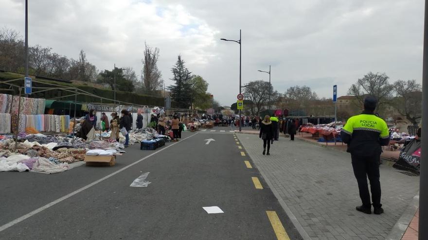 La Policía Local se hace cargo del control del mercadillo en Plasencia