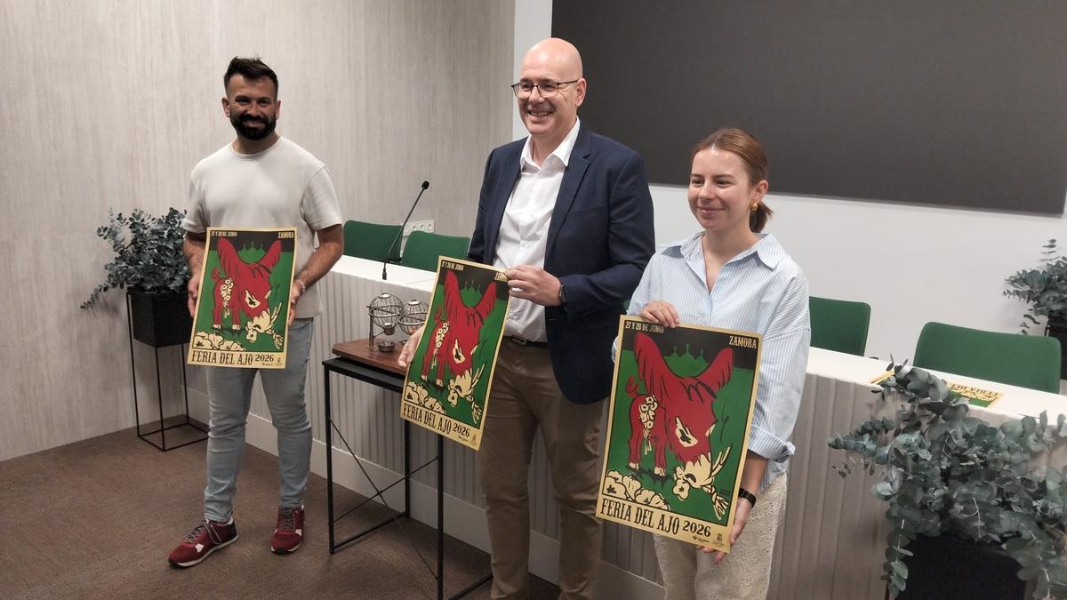 David Gago, Laura Huertos y Óscar Rojo, con el cartel de la Feria del Ajo