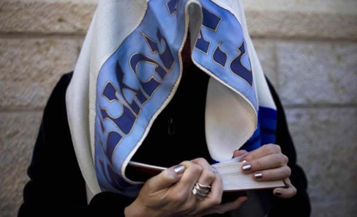 Una dona israeliana de l’organització religiosa Dones del Mur resa al Mur de les Lamentacions a la Ciutat Vella de Jerusalem (Israel). El grup ha incorporat les dones a la lectura de la Torà i l’ús d’accessoris en l’oració, que en el judaisme ortodox només poden utilitzar els homes.