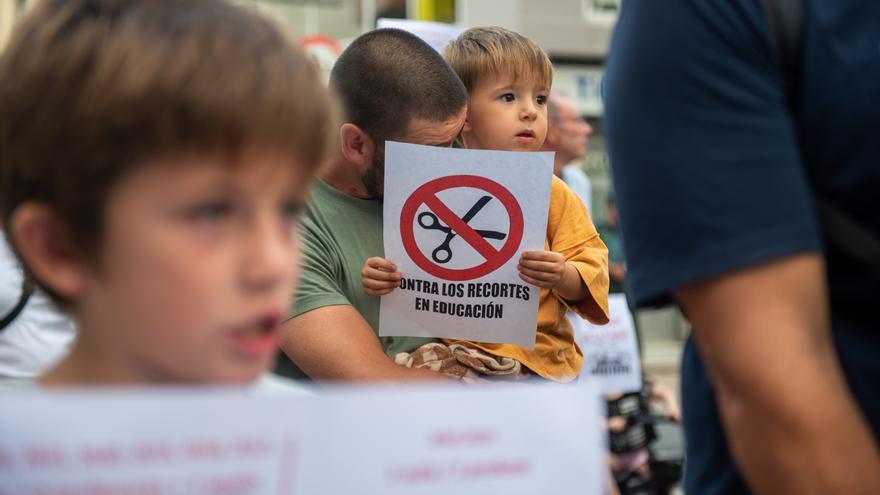 El curso arranca con protestas en los colegios de Miño y A Laracha por los recortes de profesorado