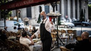 Un camarero en una terraza parisina.