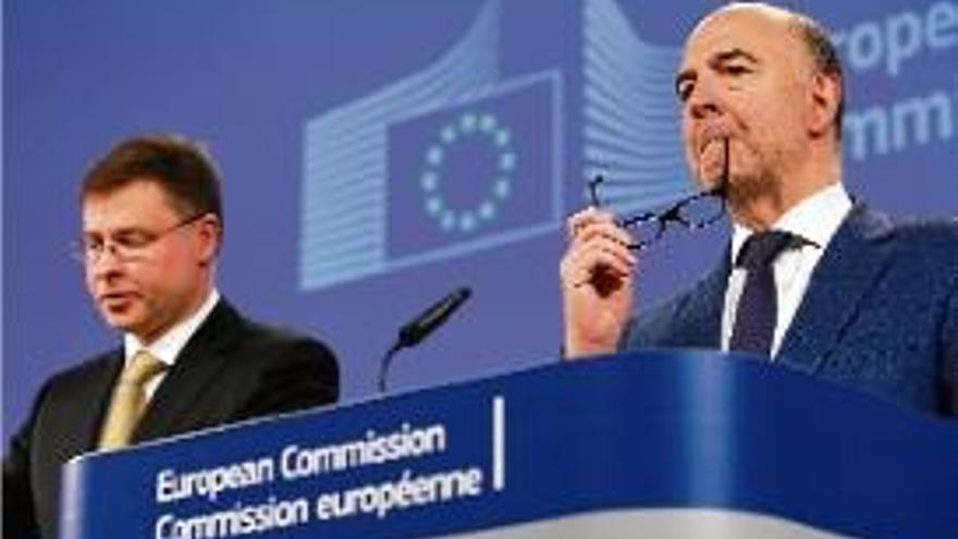 El comissari Moscovici (dreta) va comparèixer, ahir, a Brussel·les.
