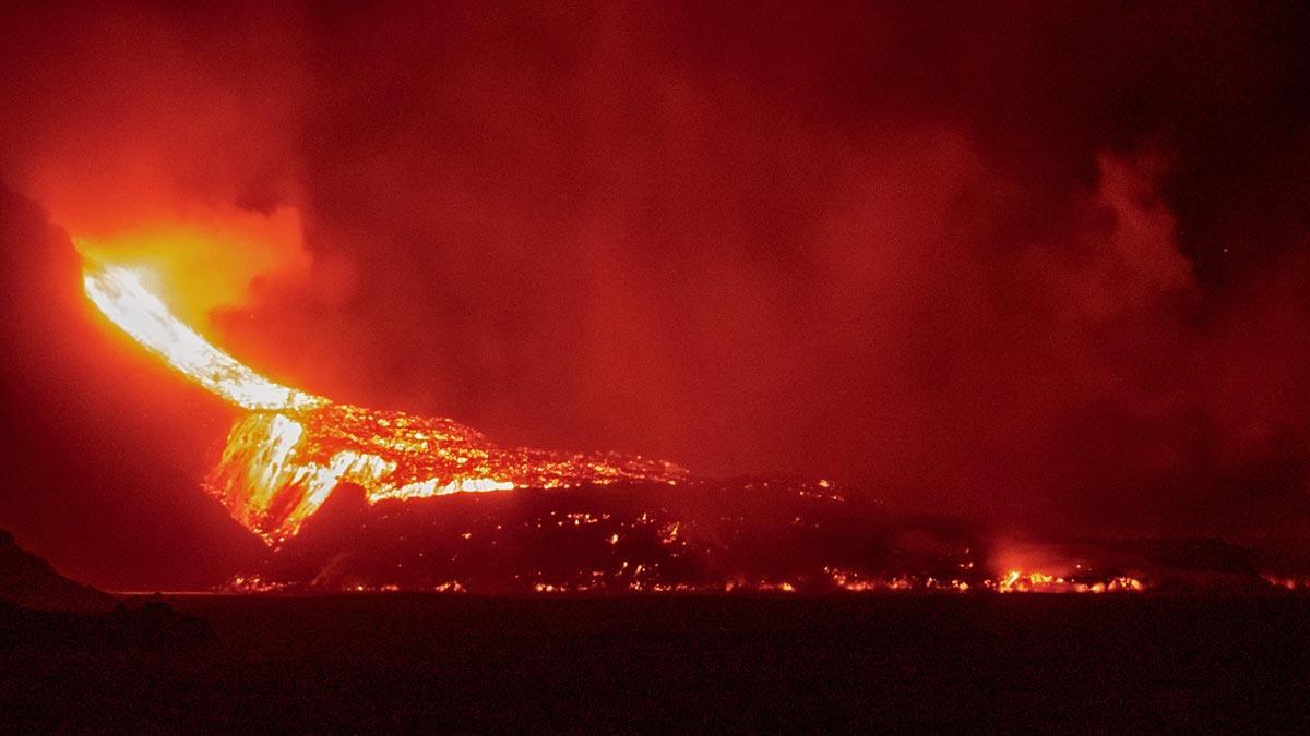 Emisión de lava del volcán Cumbre Vieja, en La Palma
