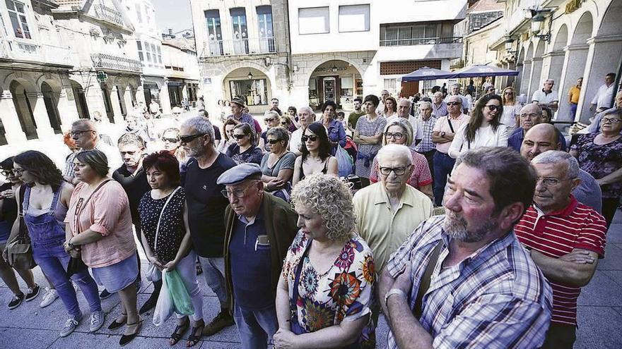 Vecinos de O Porriño en la concentración convocada ayer en la plaza delante del Concello.