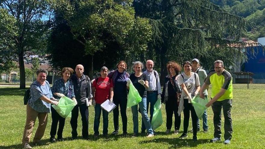 Los voluntarios que han participaron en la jornada de limpieza organizada por el campus de Mieres