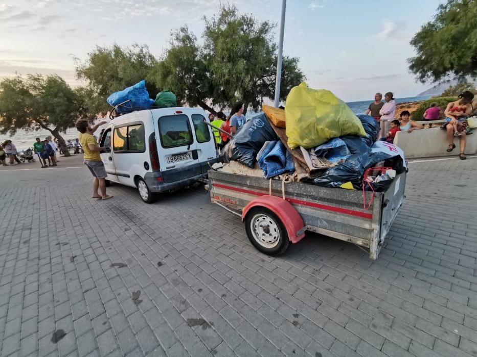 Pro Coasters, limpieza festiva del litoral en la Colònia de Sant Pere