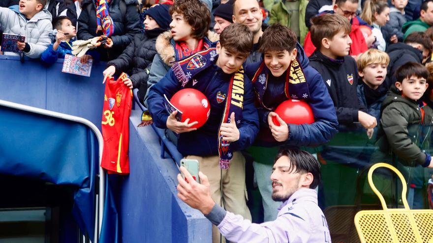 Entrenamiento a puertas abiertas del Levante UD.