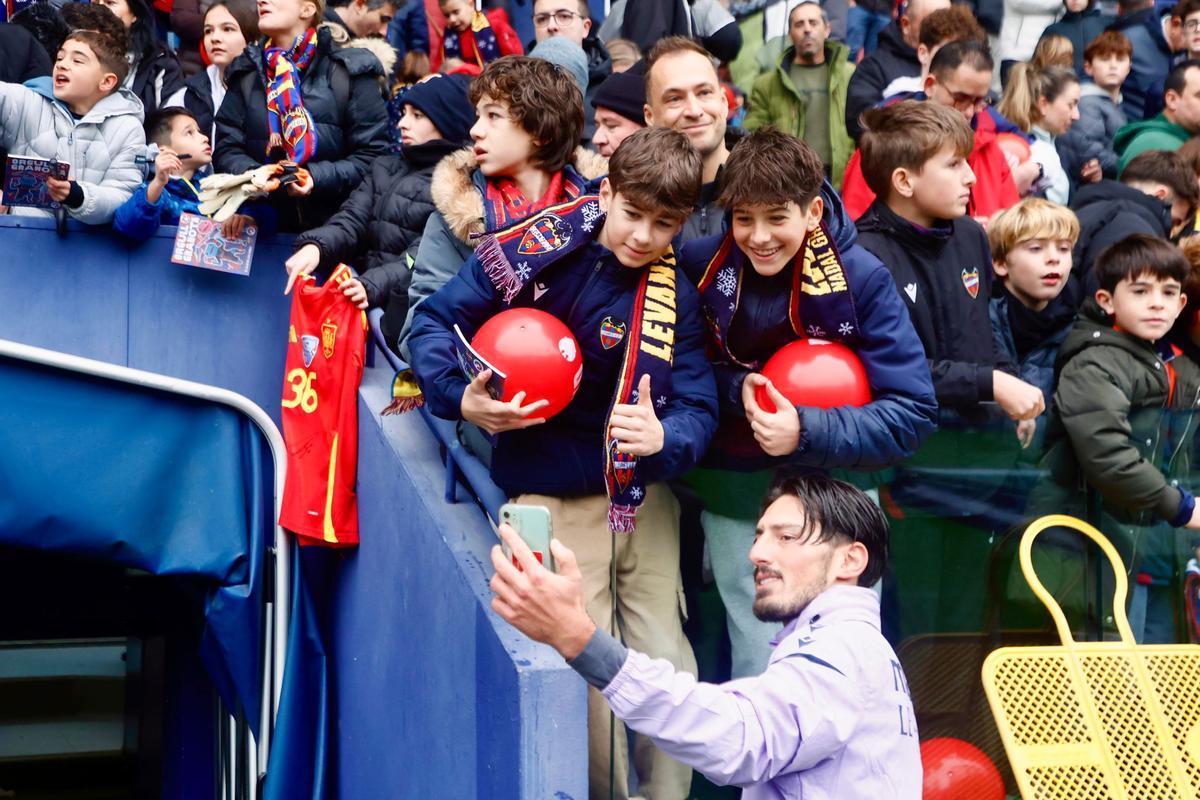 Entrenamiento a puertas abiertas del Levante UD