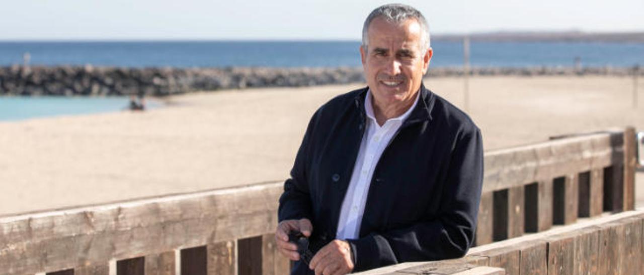 El secretario general de CC y diputado regional, Mario Cabrera, en la avenida marítima de Puerto del Rosario, ayer.