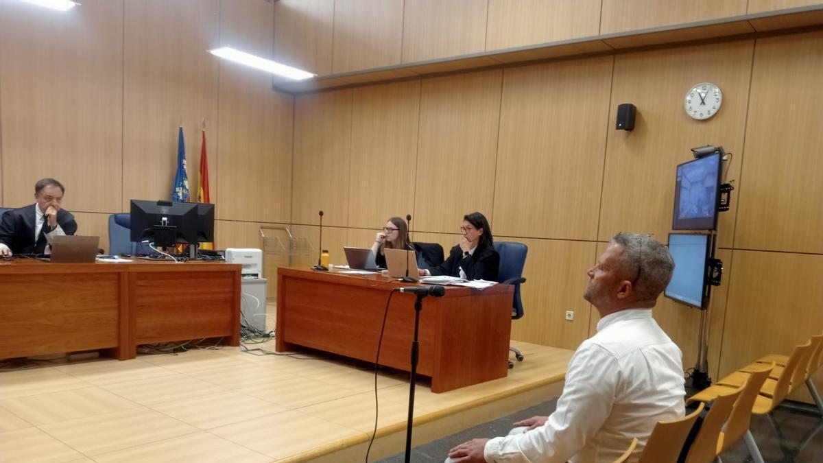 El acusado, ayer, poco antes de escuchar el testimonio de la víctima