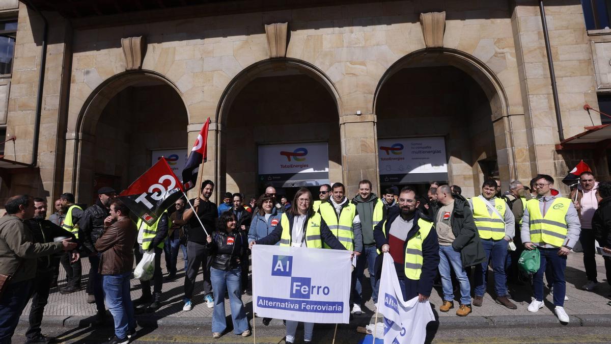 Manifestación en la estación de Oviedo de los sindicatos Alferro, Sindicato Ferroviario Intersindical y la Confederación General del Trabajo.