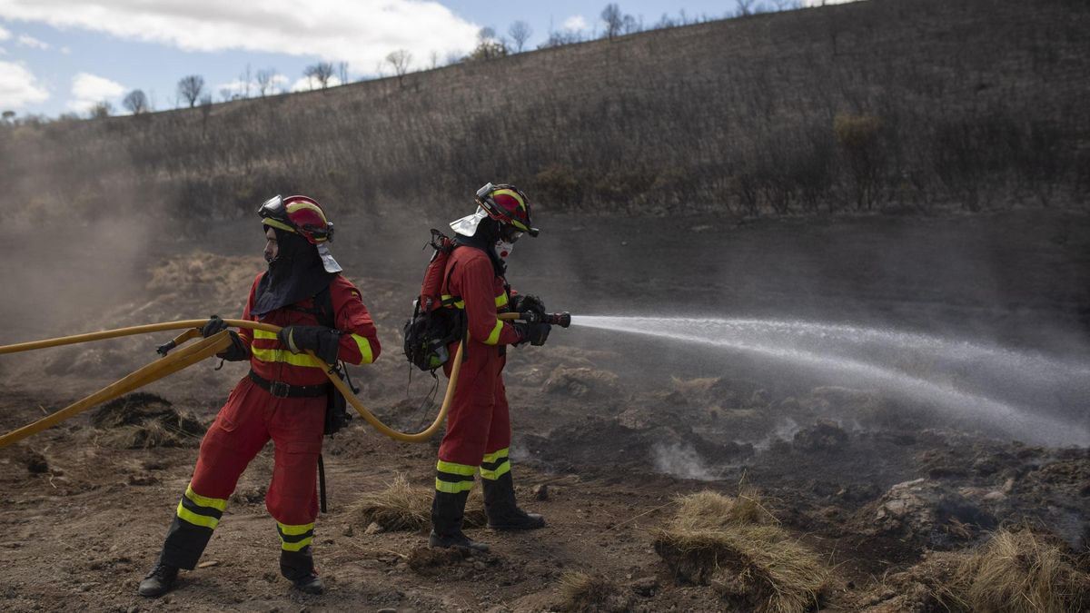 Labores de extinción del incendio iniciado en Lober de Aliste