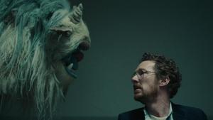 Benedict Cumberbatch (Vincent) observa al monstruo de Eric