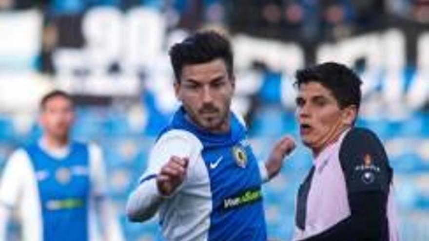 Miñano avanza durante el Hércules-Sabadell.