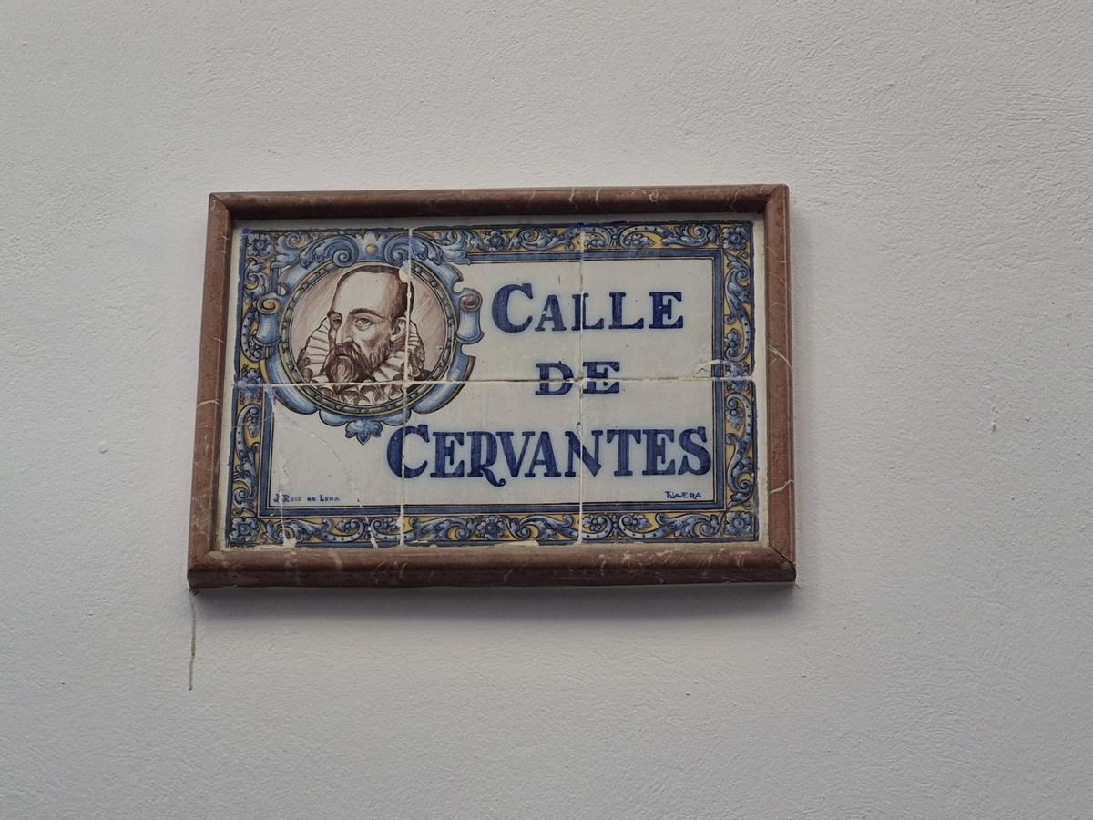 Placa de la calle Cervantes en fachada Círculo de la Amistad de Cabra.