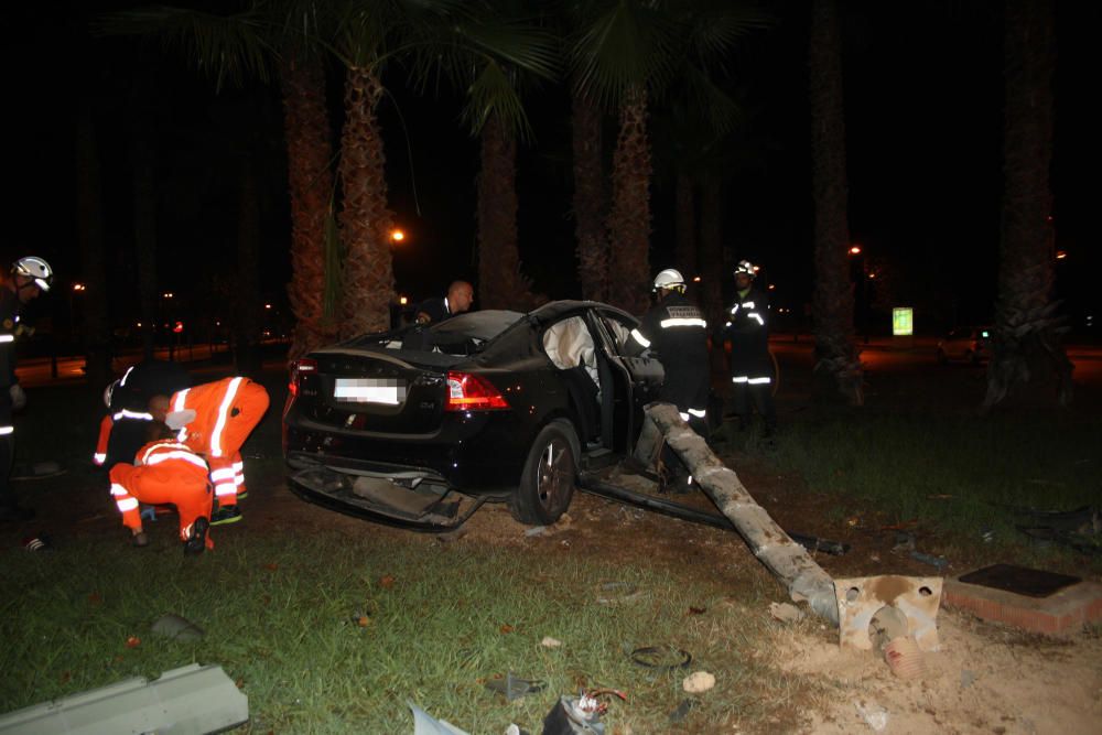 Estrella su coche en una rotonda de Tres Forques