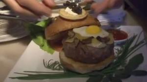 El xef Joe Calderone explica el procediment i els ingredients que porta l’hamburguesa.