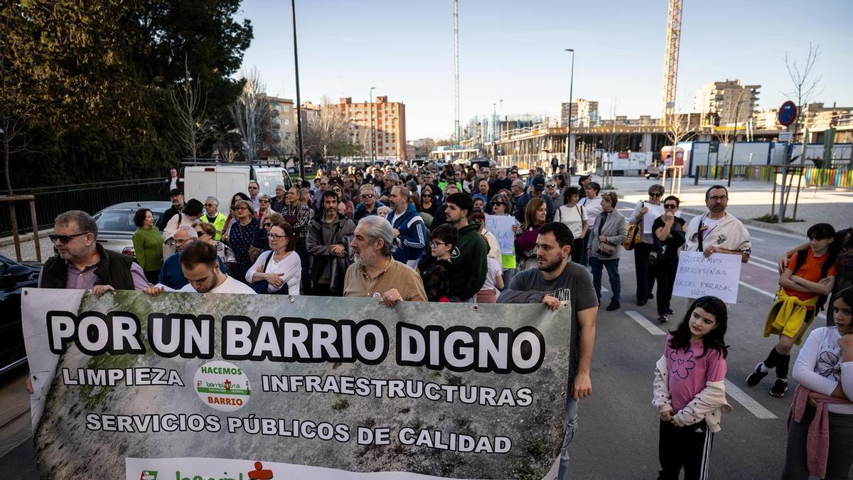 En imágenes I Manifestación de los vecinos de La Jota y Avenida Cataluña en Zaragoza