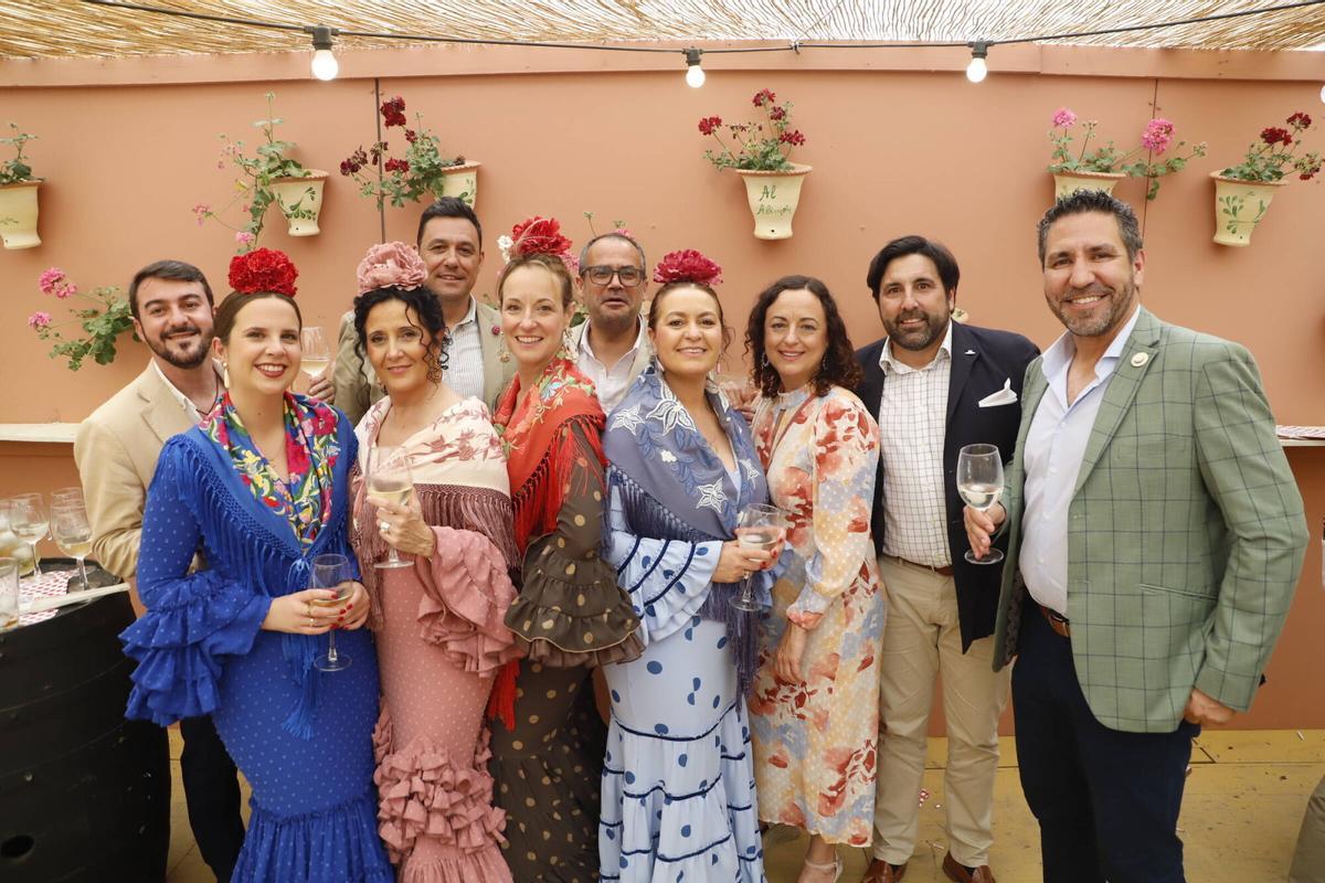 Familias, compañeros de trabajo y amigos de toda la vida convierten cada caseta en un punto de encuentro marcado por la tradición y las ganas de volver a verse un año más Familias, compañeros de trabajo y amigos de toda la vida convierten cada caseta en un punto de encuentro marcado por la tradición y las ganas de volver a verse un año más