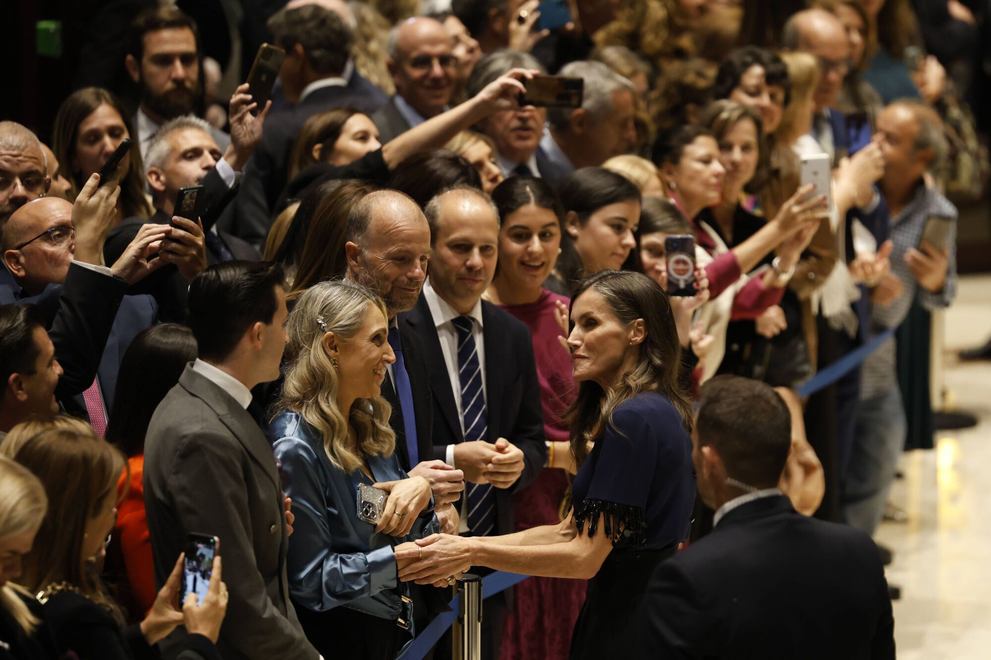 Oviedo Concierto Premios Princesa de Asturias, presidido por Sus Majestades los Reyes, con la presencia de Sus Altezas Reales la Princesa de Asturias y la Infanta doña Sofía, en el Auditorio Príncipe Felipe de Oviedo. Saludo a la orquesta y salida