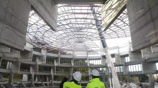 Completada la colocación de la espectacular cúpula del multiusos de Bastiagueiro