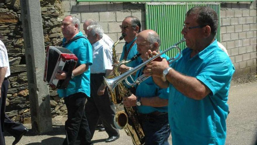 Una banda de música anima el ambiente local de Ferreras de Arriba.