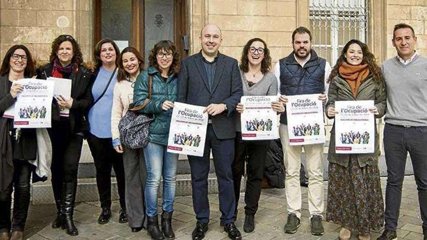 La concejala Joana Maria Adrover y representantes de empresas que participan en la feria.