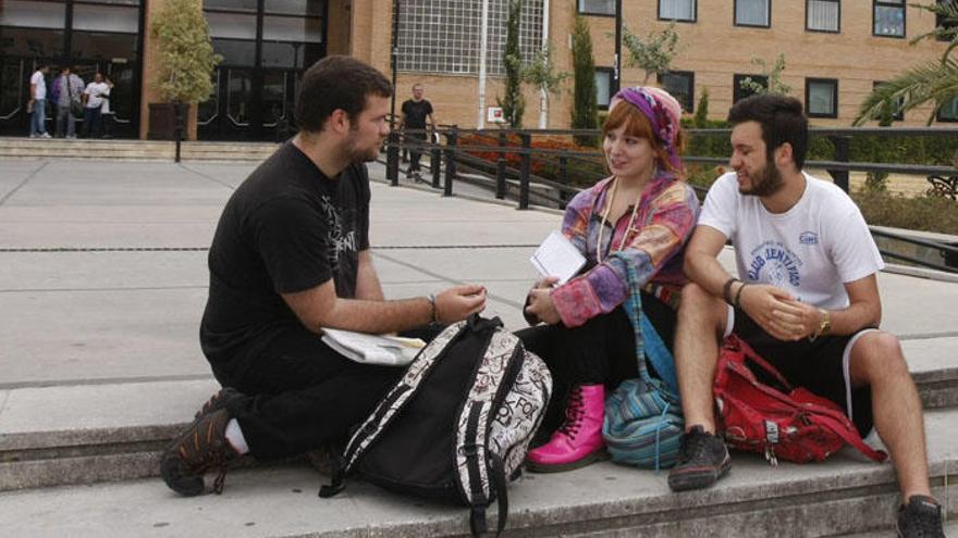 Varios estudiantes frente a una de las facultades de Teatinos.