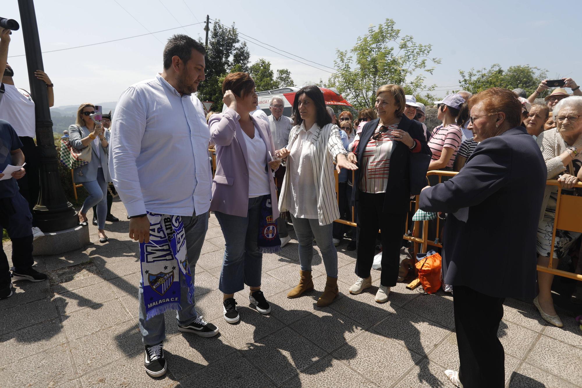 En imágenes: Tradicional rito del beso en la ermita de La Luz de Avilés