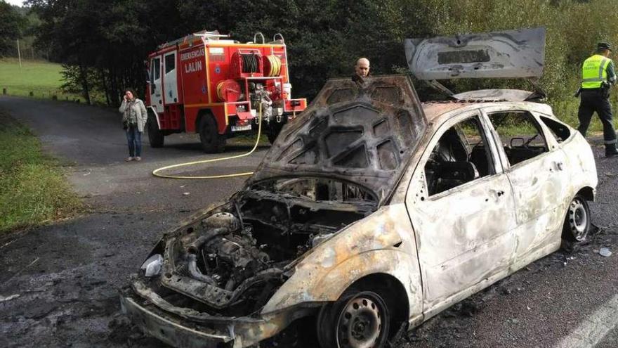 El incendio de un coche en Ponte Vilariño se salda sin heridos