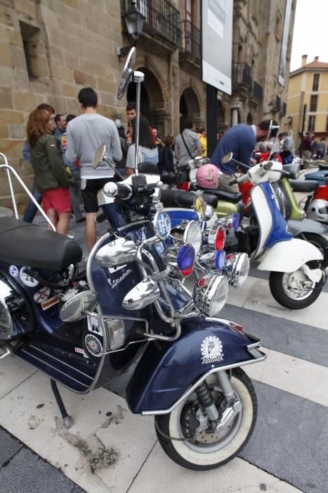 Concentración de Vespas y Lambretas en el Euroyeyé de Gijón