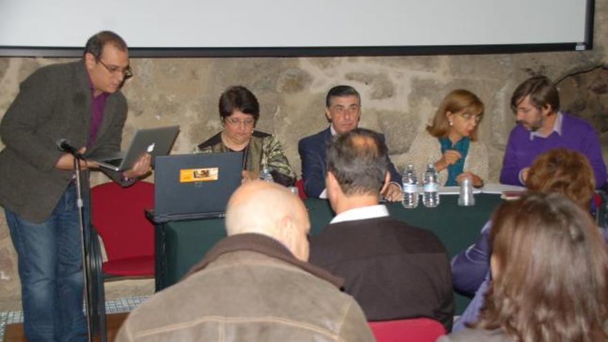 Genie Milgrom, Alejandro Fermoselle, Anum Barriuso y José Manuel Laureiro, sentados ante la tribuna.