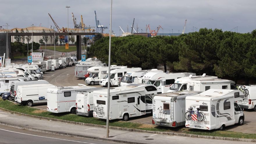 Un ajuste en los precios demora la conversión de esta zona de Gijón en el primer espacio regulado para estacionar autocaravanas