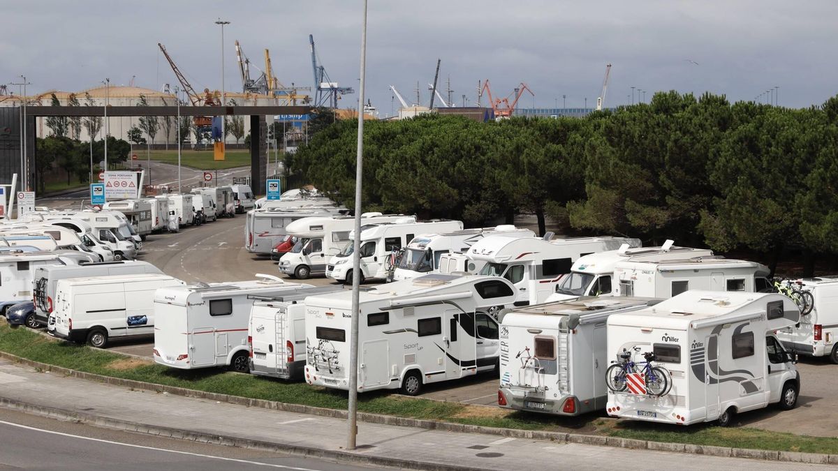 Autocaravanas en la playa del Arbeyal.