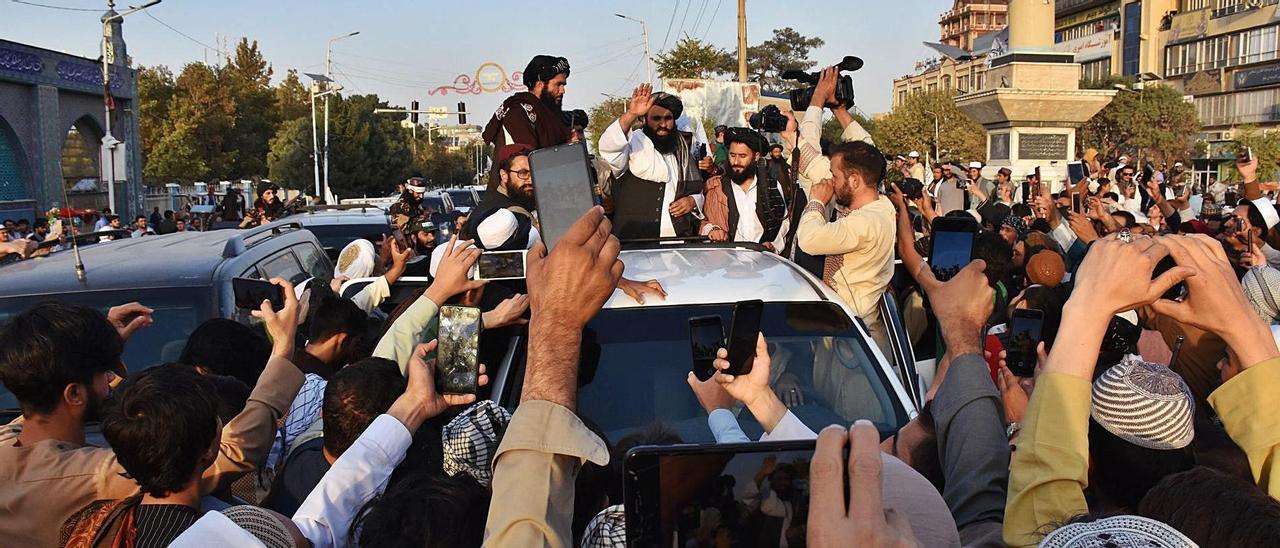 Los talibanes a su llegada a la ciudad afgana de Mazar-e Sharif, representando su retorno al poder veinte años después.