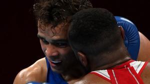 ¡Lo opuesto a los valores olímpicos! Este boxeador marroquí intentó morder la oreja de su rival neozelandés