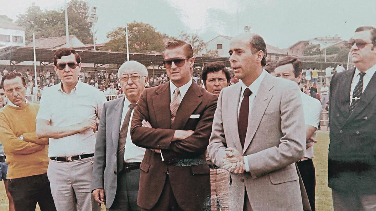 Novoa, a la derecha, en primer término, junto a Manuel Vega-Arango, durante el estreno como director de Mareo del que fuera técnico rojiblanco.
