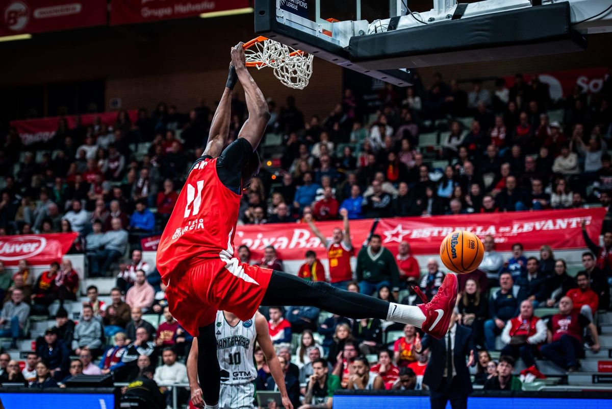 Moussa Diagne, del UCAM Murcia, realiza un mate.