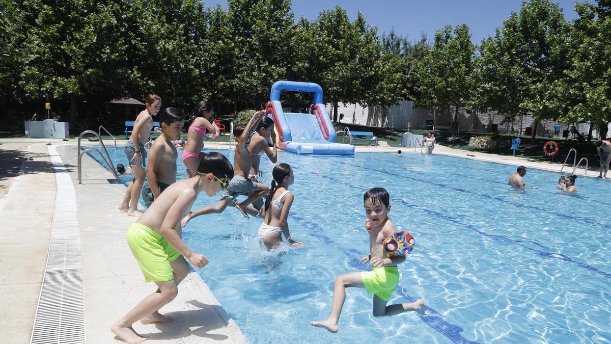 Pequeños lanzándose a una piscina.