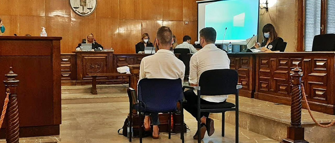 El acusado, a la derecha, junto al intérprete, ayer durante el juicio en la Audiencia de Palma. | L.MARINA