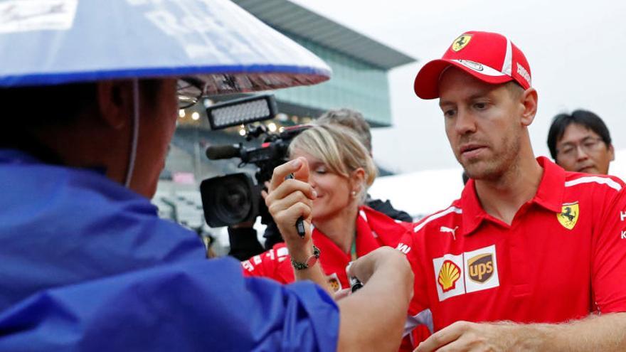 Sebastian Vettel firma un autógrafo en Suzuka.