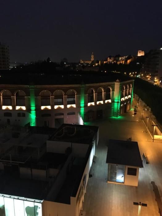 La Malagueta se ilumina para homenajear a los sanitarios