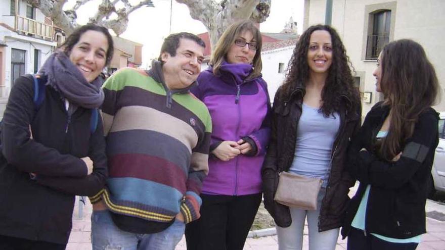 Grupo de personas contrarias a los toros, en las cercanías del Ayuntamiento de Villaralbo.