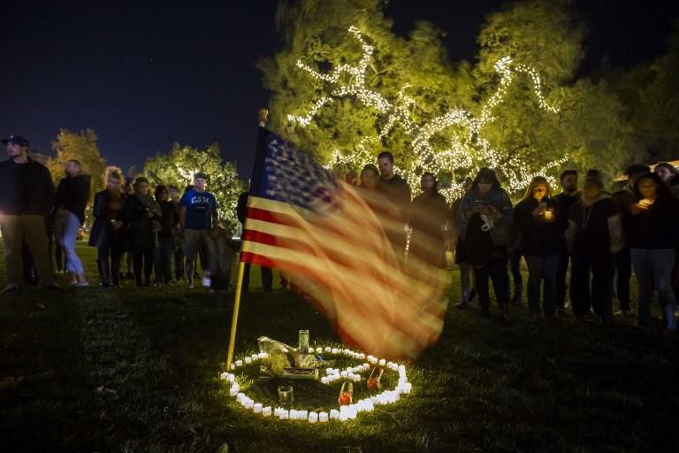 Un grupo de personas recuerda a las víctimas del tiroteo en la discoteca de Thousand Oaks. AFP