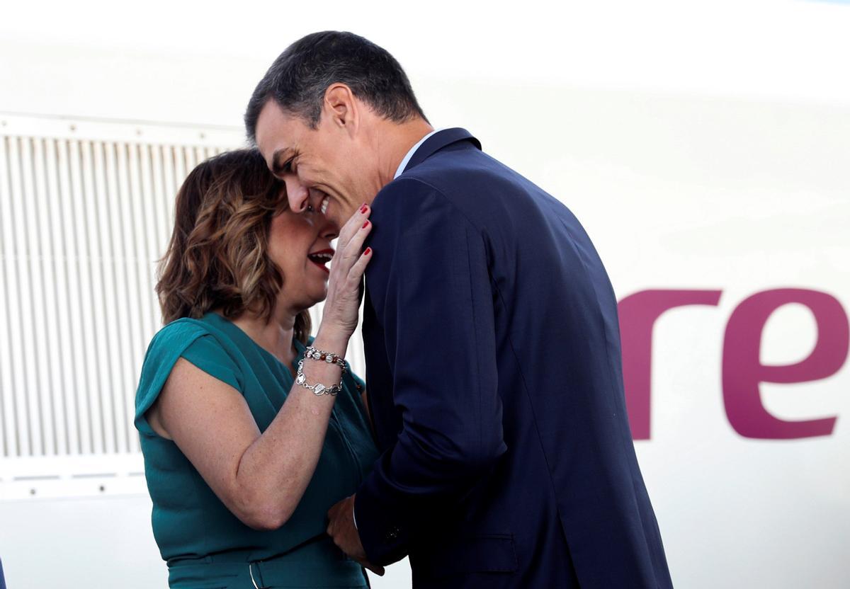 Pedro Sánchez saluda a la líder del PSOE-A, Susana Díaz, en la parada de Antequera, en el trayecto inaugural del AVE Madrid-Antequera-Granada, el 25 de junio de 2019. 