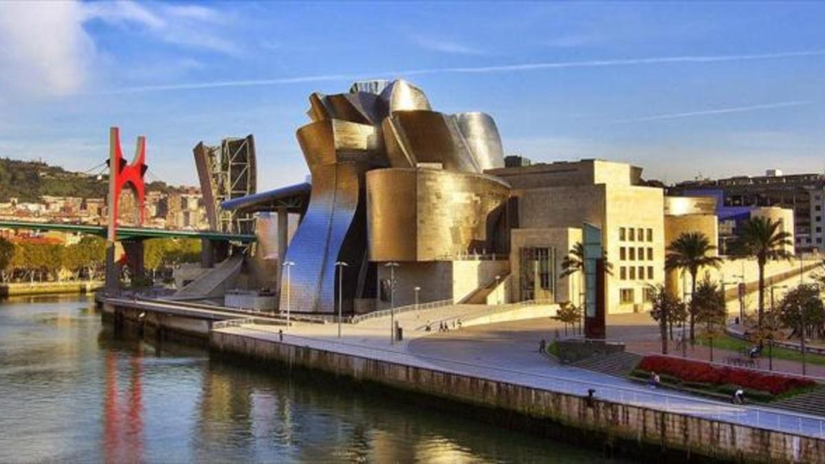 1. El Guggenheim de Bilbao se inauguró el 19 de octubre de 1997. 2.Los acusados de la red de pederastia del 'caso Raval'. 3. Dos mujeres en la Puerta del Sol rompen a llorar tras aparecer el cadáver de M. Á. Blanco.  4. Guillermo y Har