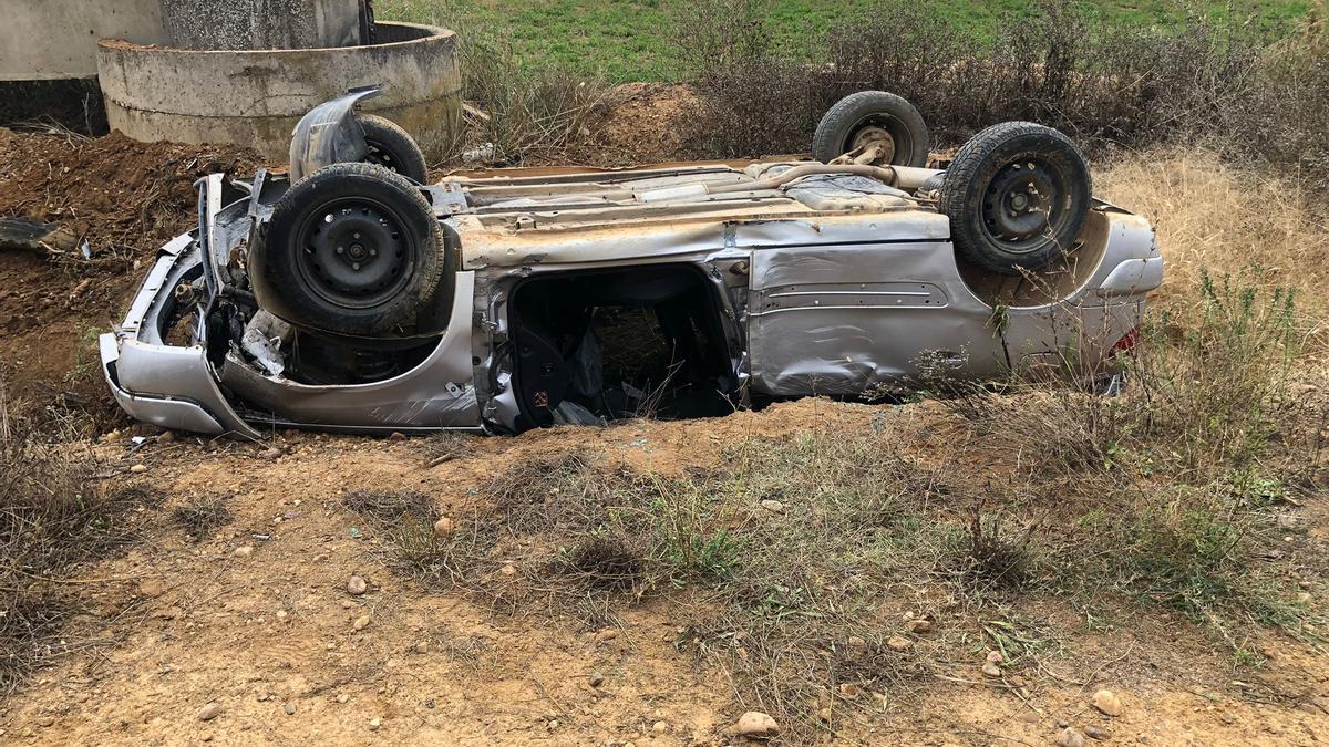 Otra imagen del accidente ocurrido en un camino de San Cristóbal de Entreviñas.