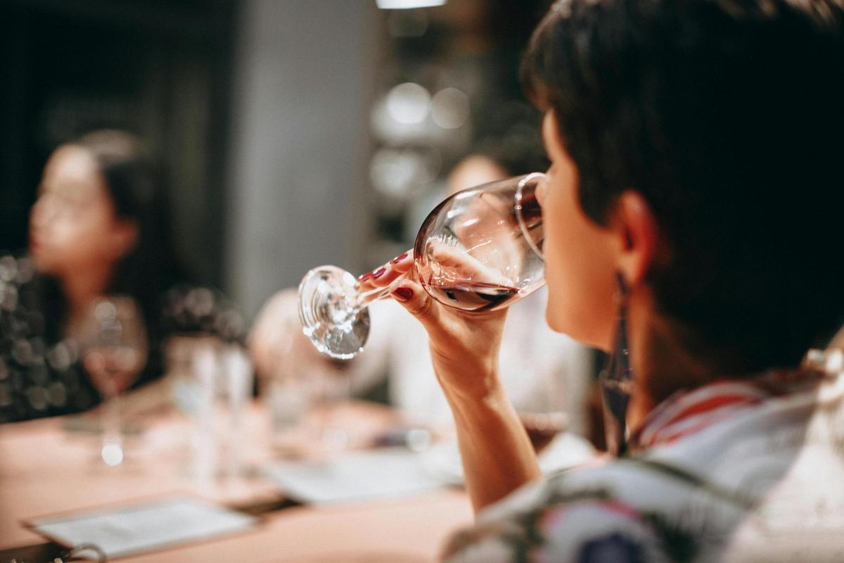 Imagen de archivo: una persona bebiendo vino.